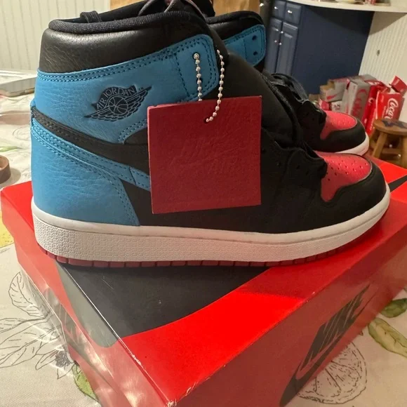Nike Air Jordan 1 Retro High OG Sneakers - Picture 2 of 5